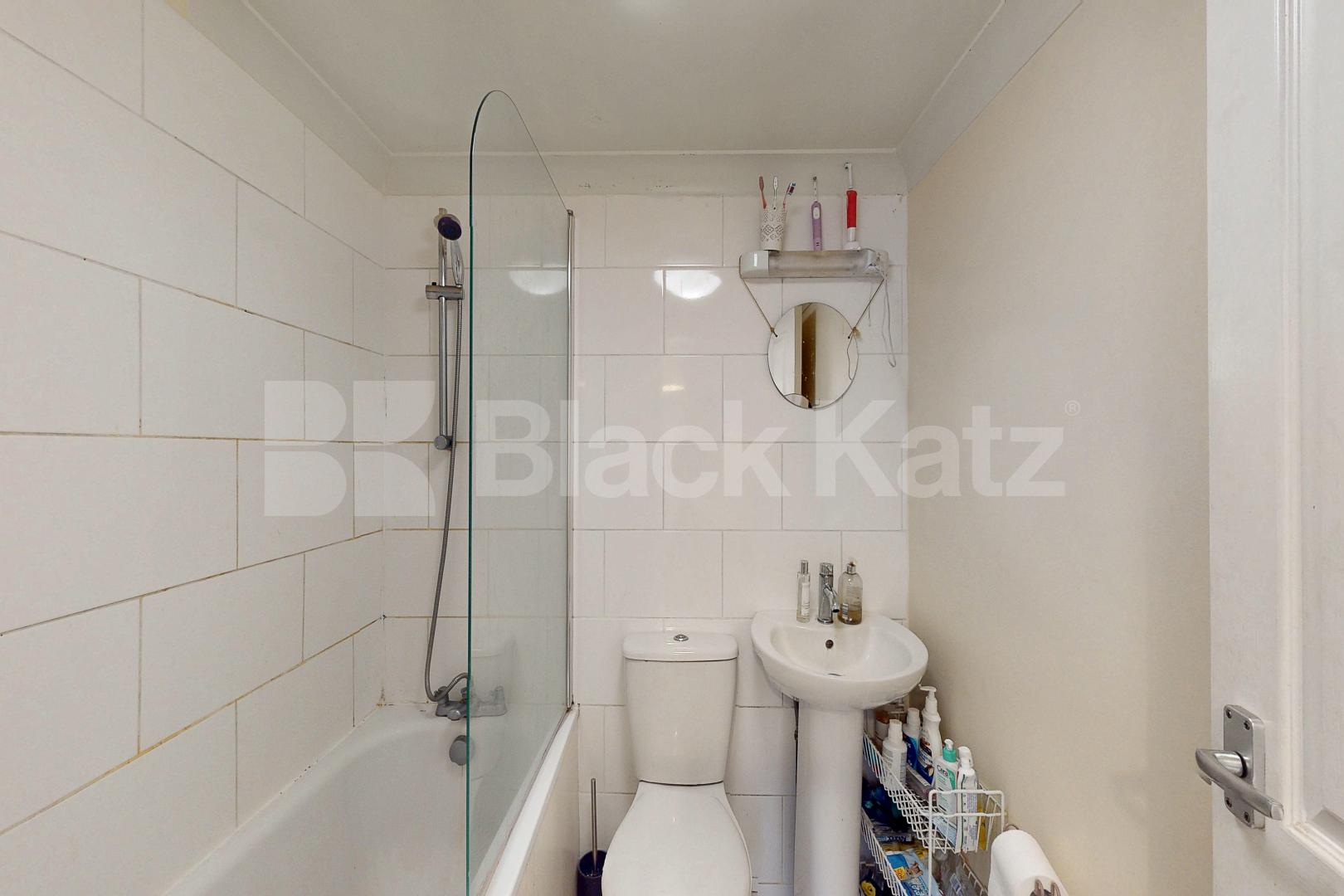 Spacious garden flat on bordering Clapham and Brixton. Ashmere Grove, Clapham / Brixton